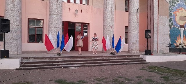 На площади ДК прошел праздничный концерт, посвященный Дню Государственного Флага Российской Федерации
